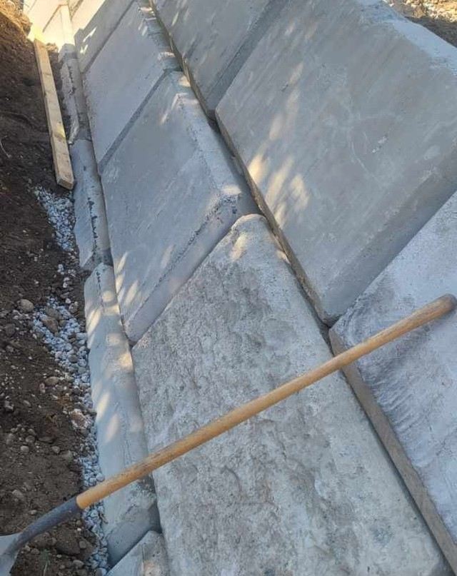 Concrete lock block wall install — large block wall under construction